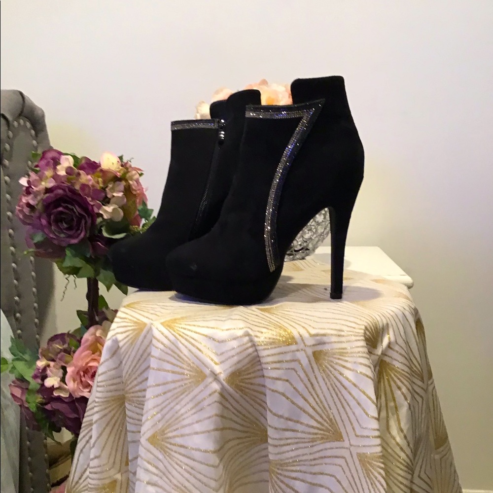 Venus Women's Black Boots-size 10